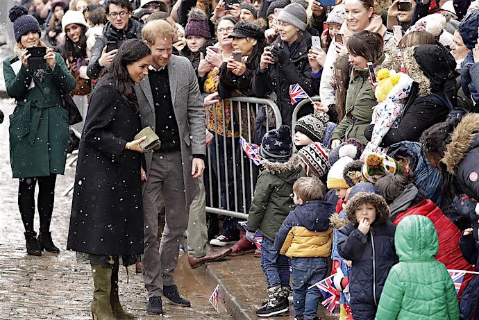 Greeting awaiting tots (Photo credit, Daily Mail)